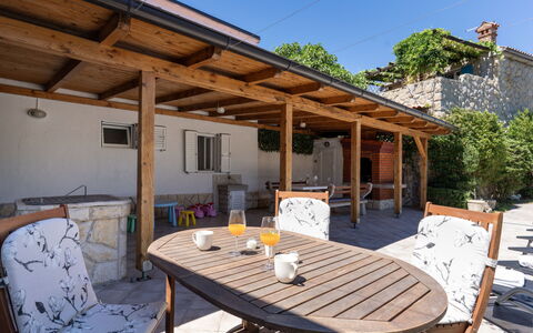 Hidden Hill: Meubilair, Hout, Tafel, Buitenmeubels, Stoel, Verdieping, Buitentafel, Deur, Veranda, Schaduw
