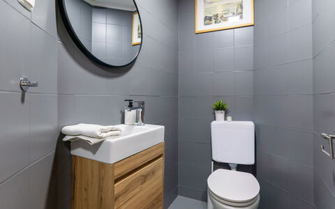 Hidden Hill: Wc Bril, Toilet, Interieur Ontwerp, Loodgieterswerkinrichting, Flooring, Badkamer, Verdieping, Badkamerkast, Huis, Loodgieter