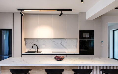 Antica: Keuken, Meubilair, Interieur Ontwerp, Flooring, Muur, Lichte Inrichting, Hout, Countertop, Verdieping, Plafond