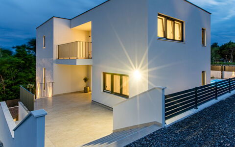 Antica: Huis, Facade, Architectuur, Samengesteld Materiaal, Balkon, Deur, Landgoed, Beton, Trap, Villa