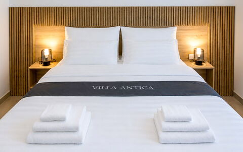 Antica: Bed, Slaapkamer, Meubilair, Interieur Ontwerp, Hout, Bedding, Laken, Verdieping, Kussen Gooien, Bed Frame