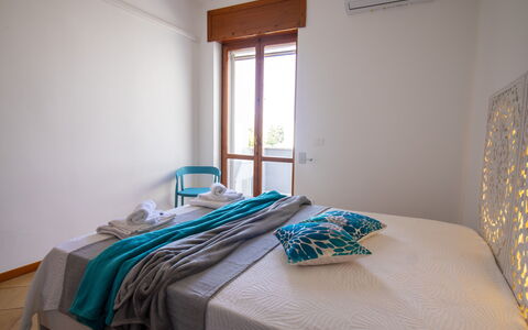 Sweet Dreams Home in Otranto: Interieur Ontwerp, Meubilair, Bed, Slaapkamer, Verdieping, Hout, Flooring, Laken, Bedding, Kamer