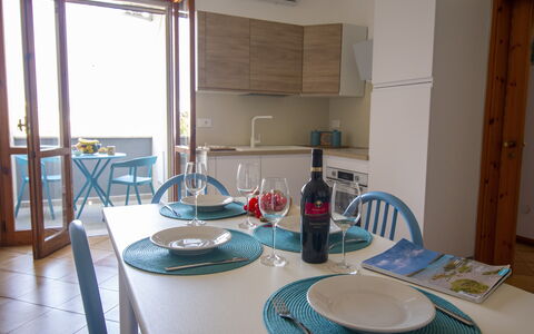 Sweet Dreams Home in Otranto: Meubilair, Interieur Ontwerp, Hout, Flooring, Verdieping, Tafel, Stoel, Keuken En Eettafel, Kamer, Eetkamer