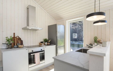 Gizelle - 200M from the Sea: Flooring, Interieur Ontwerp, Hout, Plafond, Countertop, Lichte Inrichting, Keuken, Verdieping, Meubilair, Verlichting