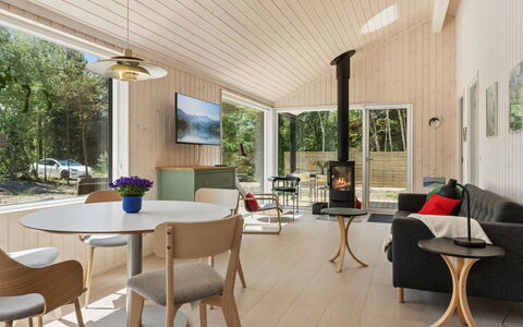 Gizelle - 200M from the Sea: Interieur Ontwerp, Flooring, Hout, Verdieping, Meubilair, Plafond, Huis, Houten Vloer, Woonkamer, Lichte Inrichting