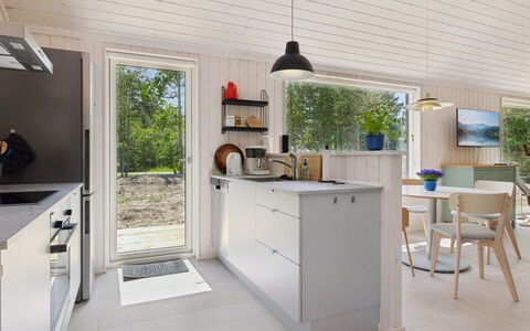 Gizelle - 200M from the Sea: Flooring, Keuken, Countertop, Hout, Interieur Ontwerp, Verdieping, Meubilair, Huis, Toestel Van De Keuken, Plafond