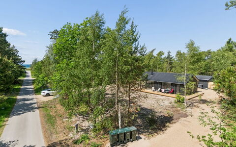 Gizelle - 200M from the Sea: Boom, Struik, Verblijf, Schaduw, Oprit, Trail, Landscaping, Evergreen, Garden Gebouwen
