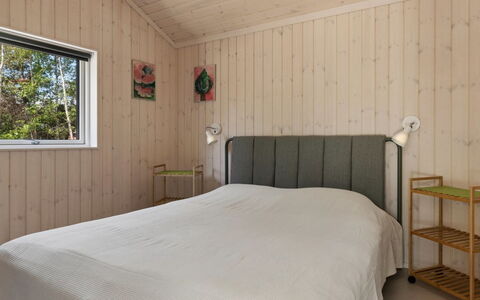 Gizelle - 200M from the Sea: Slaapkamer, Hout, Bed, Meubilair, Flooring, Interieur Ontwerp, Verdieping, Laken, Plafond, Bedding