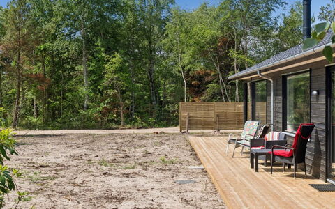 Gizelle - 200M from the Sea: Verblijf, Tuin, Garden Gebouwen, Schaduw, Backyard, Hardwood, Werf, Siding, Landscaping