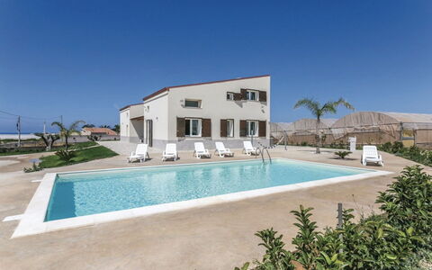 Villa Marzia: Samengesteld Materiaal, Landgoed, Zwembad, Schaduw, Villa, Hotel, Toevlucht, Balkon