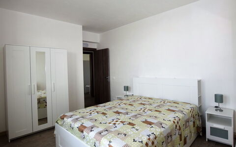 Villa Marzia: Bed, Meubilair, Interieur Ontwerp, Slaapkamer, Bedding, Laken, Verdieping, Flooring, Kamer, Hout