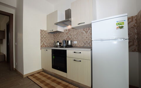 Villa Marzia: Interieur Ontwerp, Flooring, Hout, Verdieping, Major Appliance, Meubilair, Kamer, Cabinetry, Loodgieterswerkinrichting, Wastafel