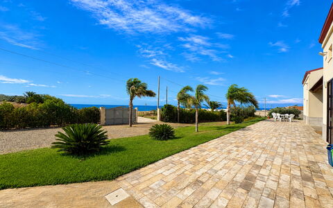 Villa Marzia: Blauw, Zee, Oceaan, Landscaping, Flagstone, Gang, Kust, Schaduw, Tropen
