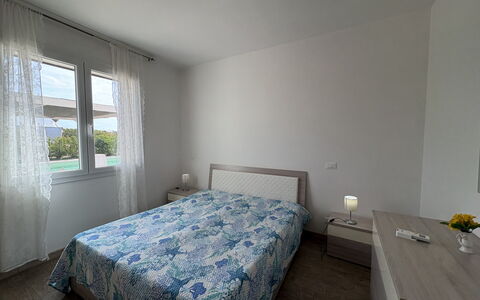 Villa Marzia: Slaapkamer, Meubilair, Bed, Laken, Interieur Ontwerp, Verdieping, Bedding, Flooring, Bed Frame, Linens