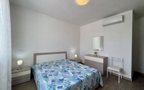 Villa Marzia: Bed, Interieur Ontwerp, Slaapkamer, Meubilair, Verdieping, Flooring, Bedding, Laken, Plafond, Hout