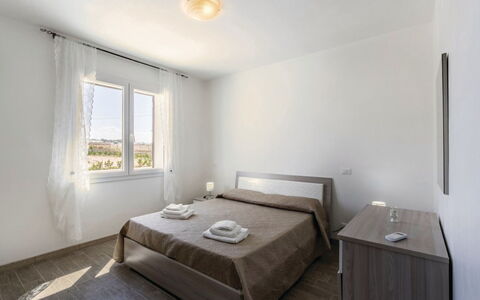 Villa Marzia: Appartement, Hardwood, Slaapkamer, Bed, Bedding, Houten Vloer, Bed Frame, Plank