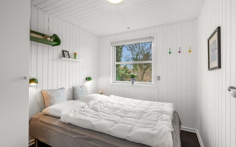 Ascan - 300M to the Fjord: Hout, Slaapkamer, Flooring, Verdieping, Laken, Bedding, Bed, Huis, Bed Frame, Plafond