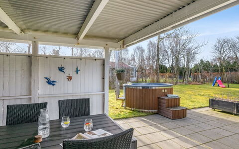 Ascan - 300M to the Fjord: Schaduw, Huis, Tuin, Dek, Veranda, Outdoor Structuur, Plafond, Hardwood, Backyard, Garden Gebouwen
