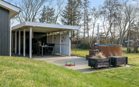Ascan - 300M to the Fjord: Hout, Tuin, Backyard, Schuur, Garden Gebouwen, Schaduw, Outdoor Structuur, Gazon, Werf, Landscaping