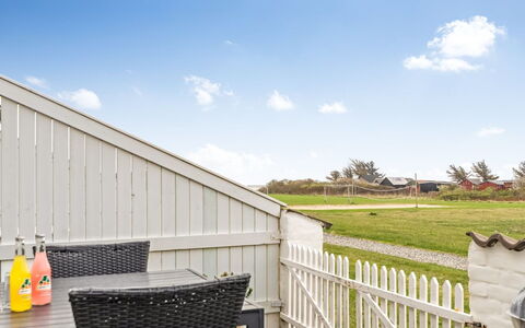 Melvin - 50M to the Fjord: Verblijf, Huis, Huis, Dak, Veranda, Landgoed, Siding, Garden Gebouwen, Boerderij, Werf