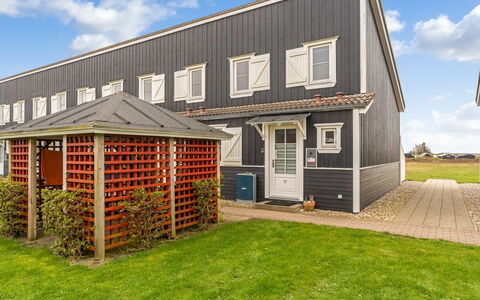 Melvin - 50M to the Fjord: Verblijf, Huis, Huis, Dak, Veranda, Landgoed, Siding, Garden Gebouwen, Boerderij, Werf