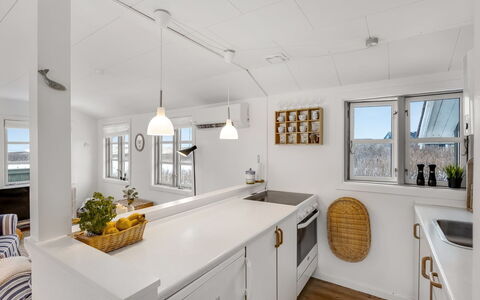Ovine - 200M from the Sea: Keuken, Interieur Ontwerp, Flooring, Plafond, Countertop, Hout, Cabinetry, Lichte Inrichting, Meubilair, Verdieping