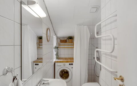 Ovine - 200M from the Sea: Muur, Flooring, Interieur Ontwerp, Verdieping, Loodgieterswerkinrichting, Plafond, Loodgieter, Badkamer, Kamer, Toilet