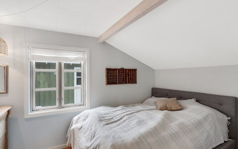 Ovine - 200M from the Sea: Slaapkamer, Bed, Bedding, Interieur Ontwerp, Hout, Meubilair, Plafond, Laken, Linens, Verdieping