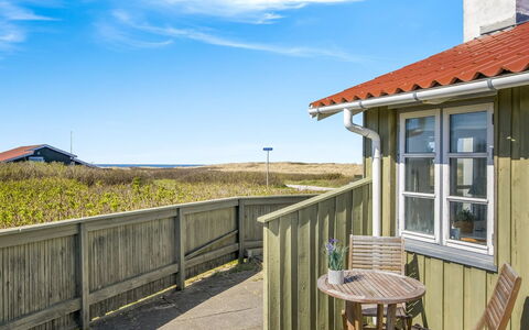 Ovine - 200M from the Sea: Huis, Land Lot, Verblijf, Schaduw, Hardwood, Siding, Werf, Daylighting, Plank, Balkon