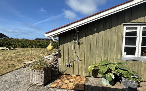 Ovine - 200M from the Sea: Hout, Verblijf, Dak, Siding, Huis, Deur, Backyard, Tuin, Werf, Garden Gebouwen