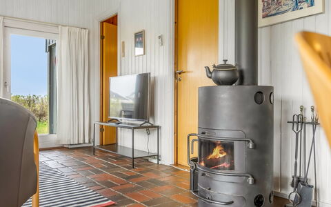 Alea - 150M from the Sea: Flooring, Stoel, Hardwood, Huishoudapparatuur, Houten Vloer, Houtkachel, Beits, Fornuis, Woonkamer