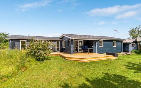 Tinka - 100M from the Sea: Blauw, Verblijf, Landgoed, Siding, Werf, Boerderij, Garden Gebouwen, Hardwood, Veranda