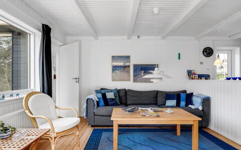 Tinka - 100M from the Sea: Flooring, Hout, Meubilair, Verdieping, Interieur Ontwerp, Bankstel, Houten Vloer, Woonkamer, Plafond, Kamer