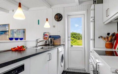 Tinka - 100M from the Sea: Flooring, Keuken, Major Appliance, Verdieping, Countertop, Huishoudapparatuur, Plafond, Kraan, Toestel Van De Keuken, Wastafel