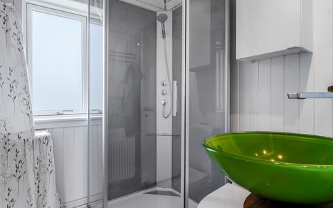 Tinka - 100M from the Sea: Interieur Ontwerp, Muur, Loodgieterswerkinrichting, Flooring, Badkamer, Verdieping, Wastafel, Wastafel In De Badkamer, Kraan, Loodgieter