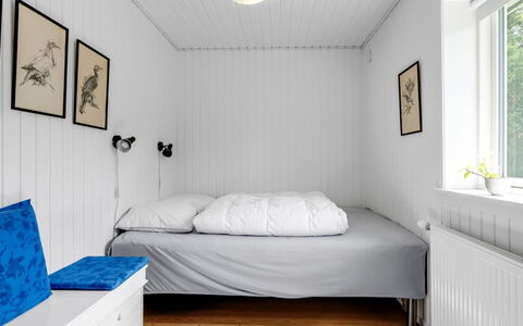 Tinka - 100M from the Sea: Flooring, Hout, Verdieping, Slaapkamer, Interieur Ontwerp, Bed, Laken, Meubilair, Bedding, Kamer