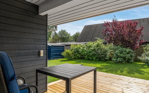 Tinka - 100M from the Sea: Hout, Buitenmeubels, Huis, Meubilair, Siding, Schaduw, Tuin, Stoel, Backyard, Dek