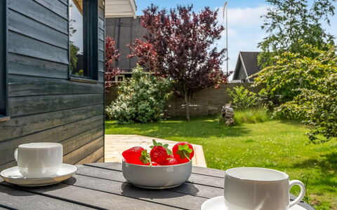 Tinka - 100M from the Sea: Meubilair, Buitenmeubels, Siding, Buitentafel, Verblijf, Tuin, Keuken En Eettafel, Serveware, Werf, Stoel