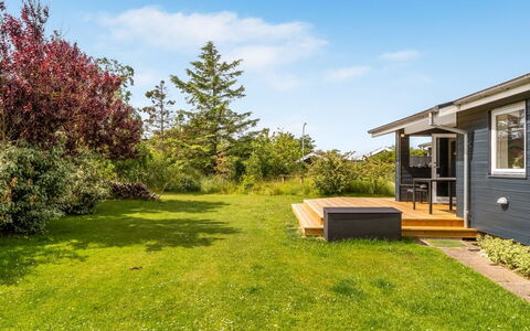 Tinka - 100M from the Sea: Gras, Struik, Land Lot, Huis, Tuin, Verblijf, Groundcover, Garden Gebouwen, Gazon, Weide