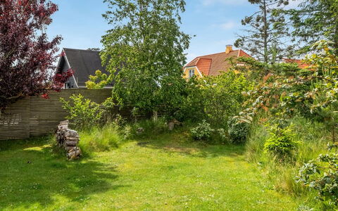 Tinka - 100M from the Sea: Groen, Vegetation, Struik, Tuin, Land Lot, Landelijk Gebied, Verblijf, Groundcover, Gazon