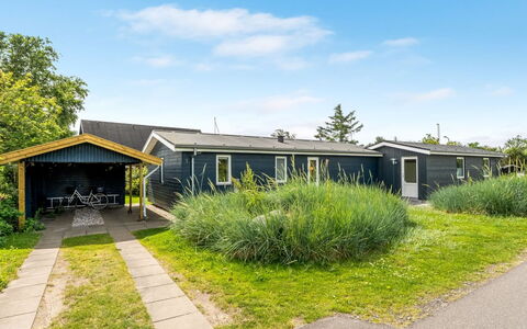 Tinka - 100M from the Sea: Huis, Dak, Verblijf, Siding, Landgoed, Gazon, Werf, Tuin, Landscaping, Schaduw