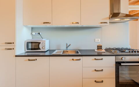 La Terza Casa: Keuken, Countertop, Toestel Van De Keuken, Cabinetry, Major Appliance, Interieur Ontwerp, Hout, Flooring, Fornuis, Meubilair