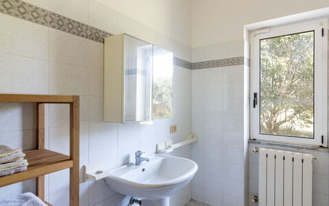 Tarquinia Garden Home: Flooring, Loodgieterswerkinrichting, Verdieping, Wastafel In De Badkamer, Badkamer, Interieur Ontwerp, Wastafel, Kraan, Loodgieter, Tegel