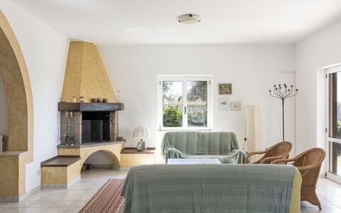 Tarquinia Garden Home: Meubilair, Interieur Ontwerp, Flooring, Muur, Verdieping, Hout, Plafond, Kamer, Stoel, Woonkamer