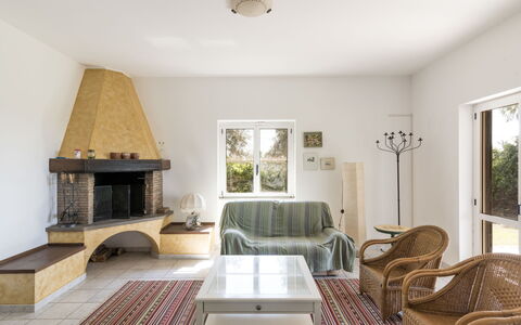 Tarquinia Garden Home: Meubilair, Interieur Ontwerp, Flooring, Verdieping, Muur, Hout, Plafond, Kamer, Woonkamer, Bankstel