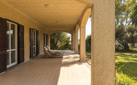 Tarquinia Garden Home: Architectuur, Kolom, Schaduw, Landgoed, Beton, Hacienda, Landscaping, Outdoor Structuur, Veranda