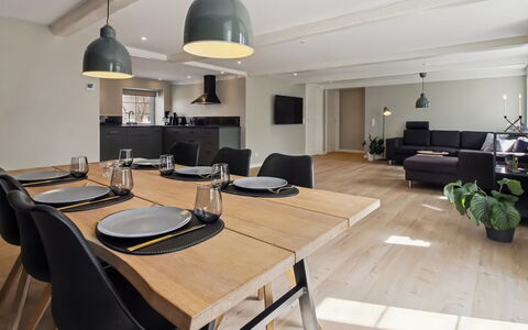 Farah - 25Km from the Sea: Meubilair, Hout, Interieur Ontwerp, Flooring, Verdieping, Stoel, Kamer, Plafond, Woonkamer, Appartement