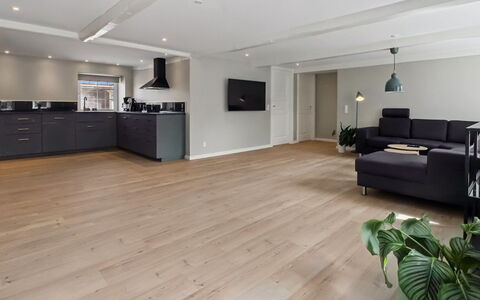 Farah - 25Km from the Sea: Meubilair, Hout, Interieur Ontwerp, Flooring, Verdieping, Stoel, Kamer, Plafond, Woonkamer, Appartement
