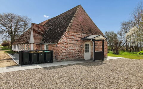 Farah - 25Km from the Sea: Meubilair, Hout, Interieur Ontwerp, Flooring, Verdieping, Stoel, Kamer, Plafond, Woonkamer, Appartement