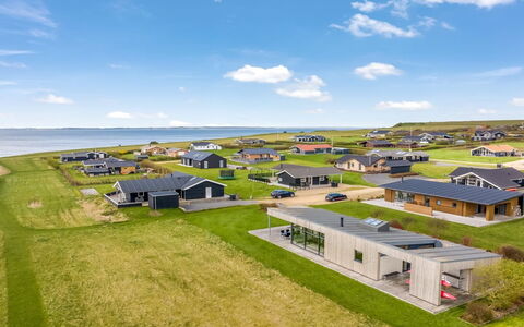 Safir - 200M to the Fjord: Meubilair, Hout, Interieur Ontwerp, Flooring, Verdieping, Stoel, Kamer, Plafond, Woonkamer, Appartement